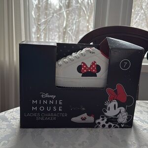 BRAND NEW MINNIE MOUSE SNEAKER SIZE 7!  NIB! NWT!